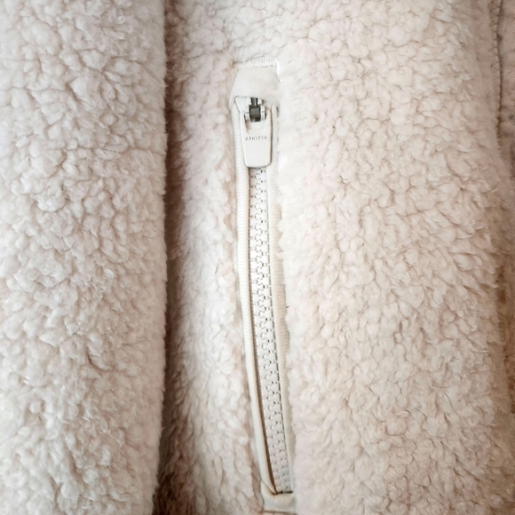 ATHLETA TUGGA SHERPA JACKET - cream with gold on cuffs and waistband Coat Small - Picture 3 of 8